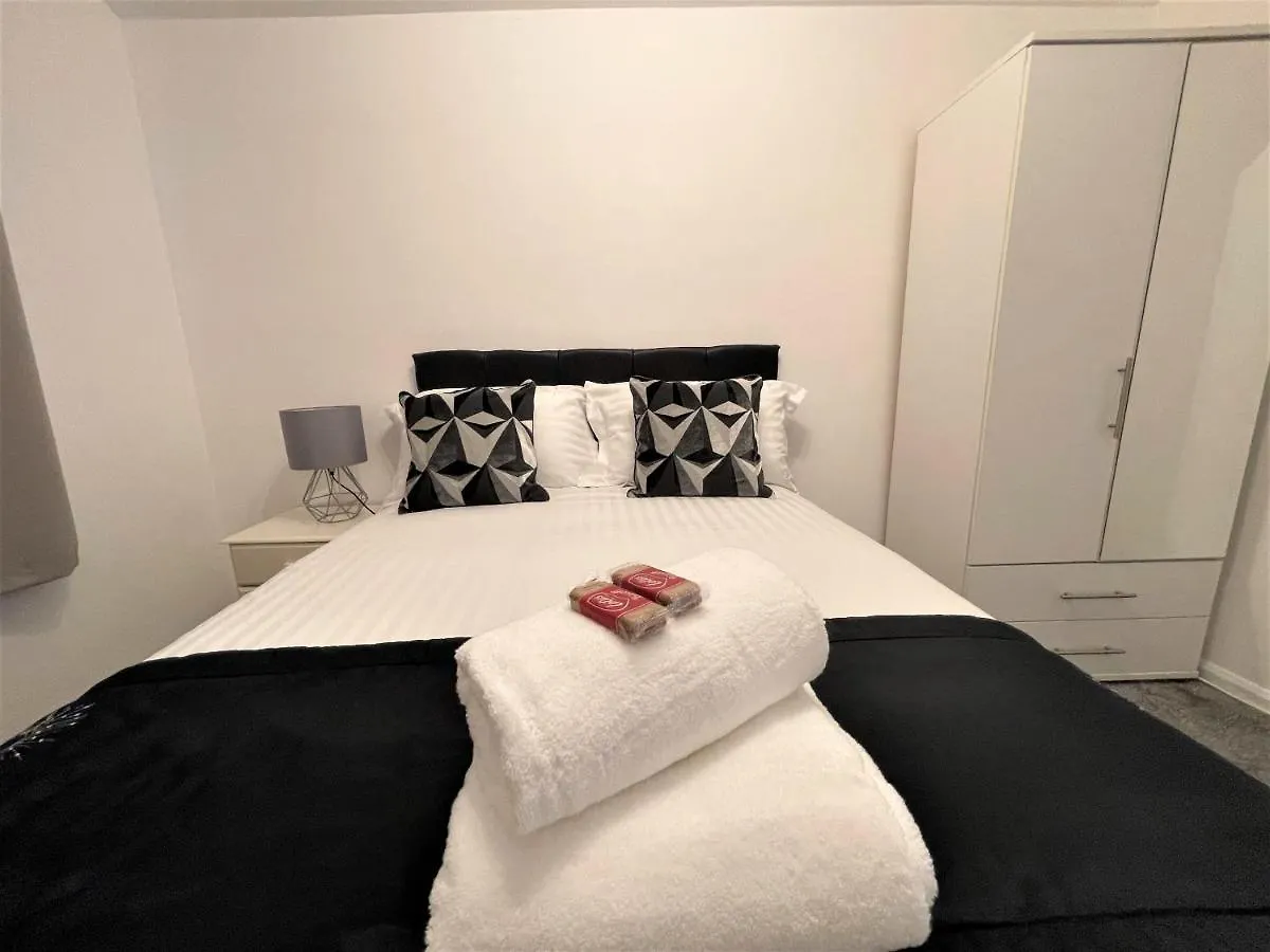 Robinhuts - 3 Bed Accommodation -Perfect For Contractors, Families & Students Kingston upon Hull